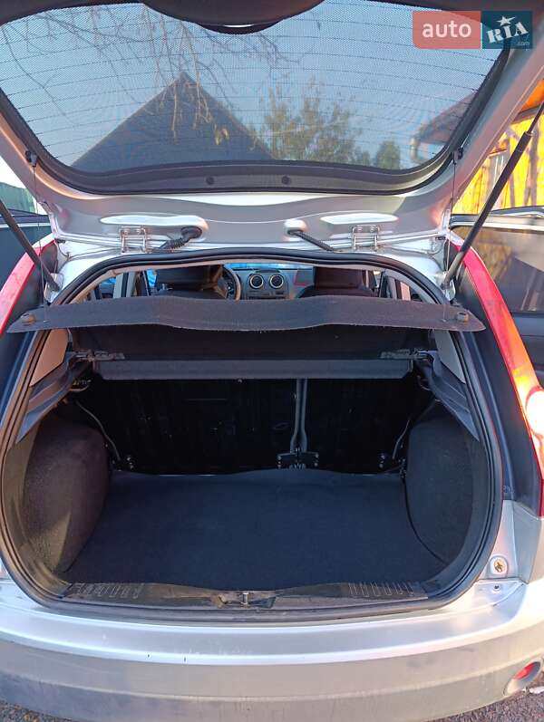 Хетчбек Ford Fiesta 2006 в Гощі