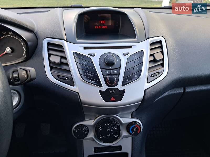 Хетчбек Ford Fiesta 2012 в Черкаському