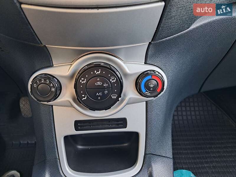Хетчбек Ford Fiesta 2012 в Черкаському