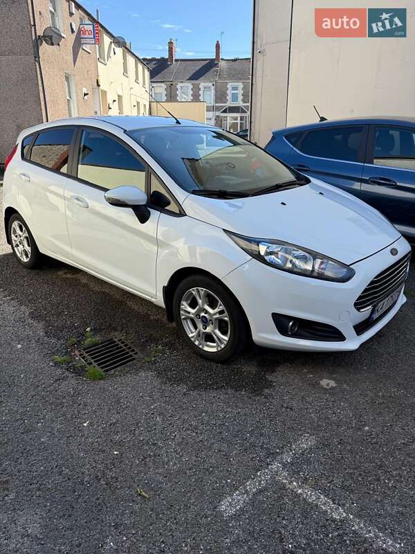 Хетчбек Ford Fiesta 2015 в 