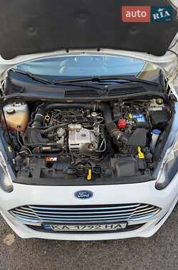 Хетчбек Ford Fiesta 2015 в 