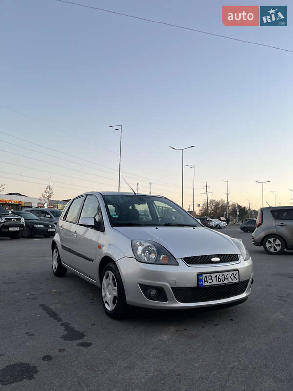 Хэтчбек Ford Fiesta 2005 в  фото Хэтчбек Ford Fiesta 2005 в