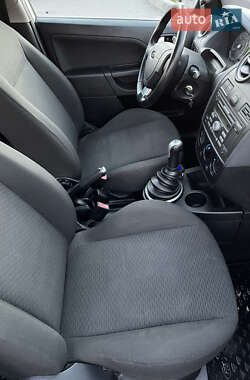 Хэтчбек Ford Fiesta 2005 в  фото 10 Хэтчбек Ford Fiesta 2005 в