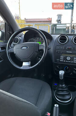 Хэтчбек Ford Fiesta 2005 в  фото 32 Хэтчбек Ford Fiesta 2005 в