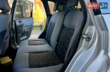 Хэтчбек Ford Fiesta 2005 в  фото 12 Хэтчбек Ford Fiesta 2005 в