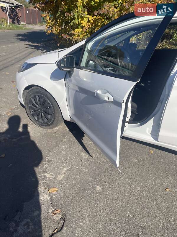 Хетчбек Ford Fiesta 2016 в Києві