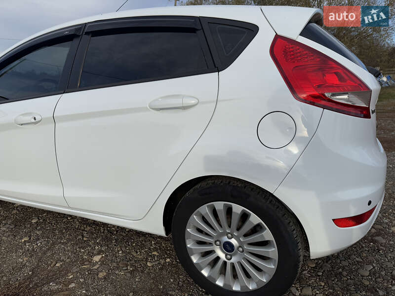 Хетчбек Ford Fiesta 2011 в Чернівцях