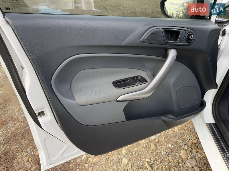 Хетчбек Ford Fiesta 2011 в Чернівцях