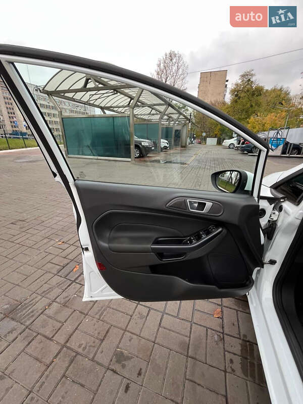 Хэтчбек Ford Fiesta 2016 в Киеве