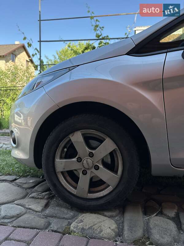 Хетчбек Ford Fiesta 2010 в Косові фото 28 Хетчбек Ford Fiesta 2010 в Косові