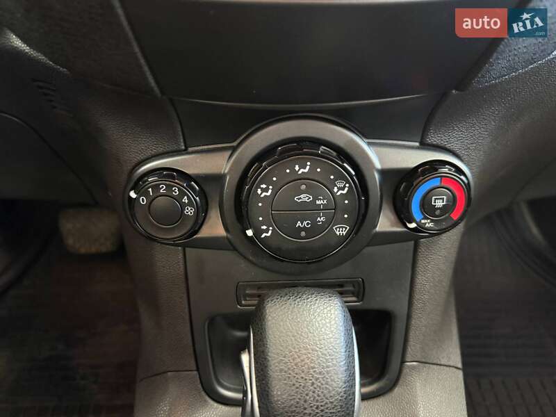 Хэтчбек Ford Fiesta 2015 в Киеве