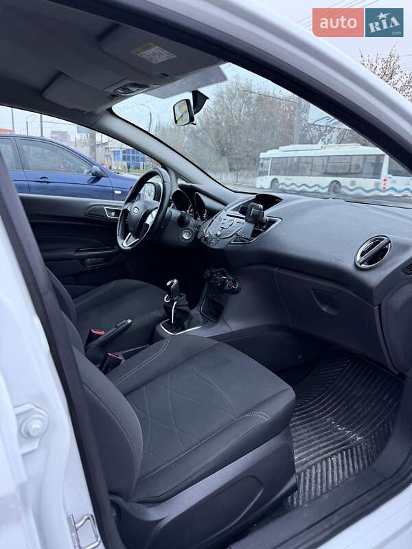 Хэтчбек Ford Fiesta 2015 в Днепре