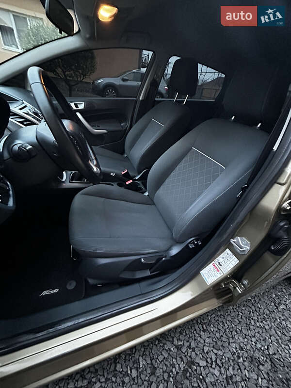 Хэтчбек Ford Fiesta 2011 в Мукачево