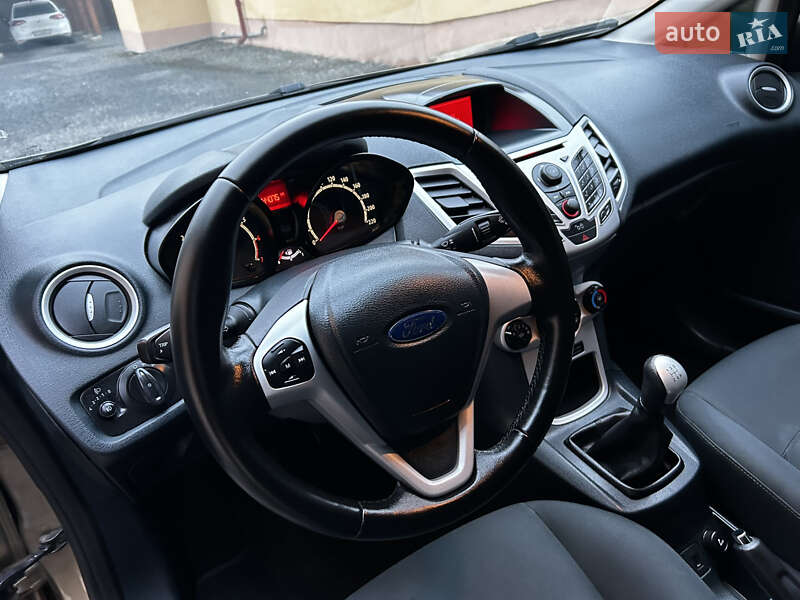 Хэтчбек Ford Fiesta 2011 в Мукачево