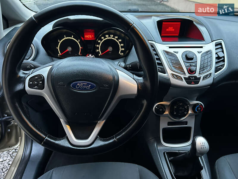 Хэтчбек Ford Fiesta 2011 в Мукачево