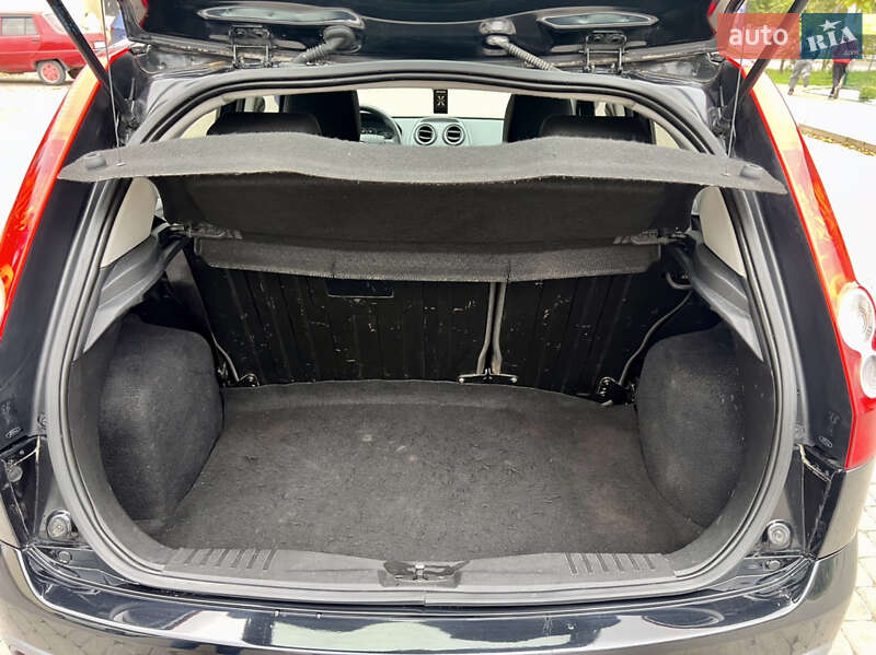 Хетчбек Ford Fiesta 2008 в Острозі