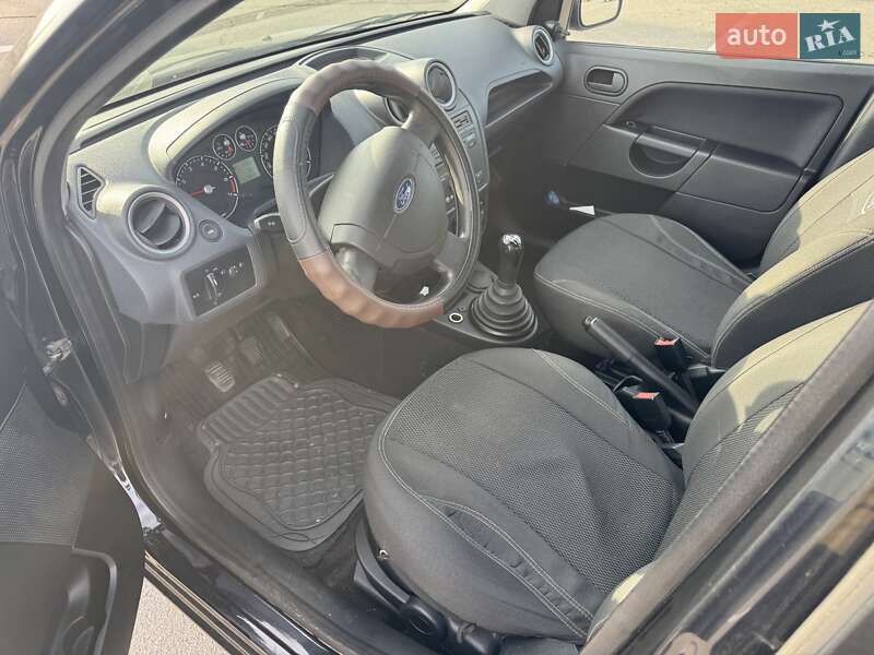 Хетчбек Ford Fiesta 2008 в Дніпрі