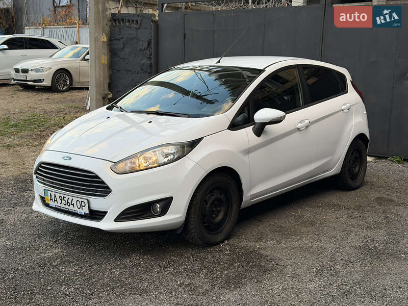 Хэтчбек Ford Fiesta 2015 в Киеве