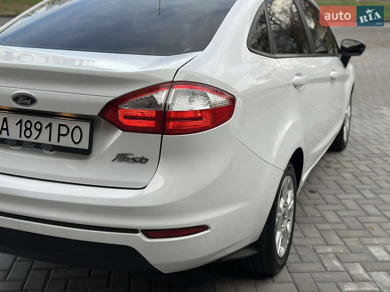 Седан Ford Fiesta 2015 в Миколаєві