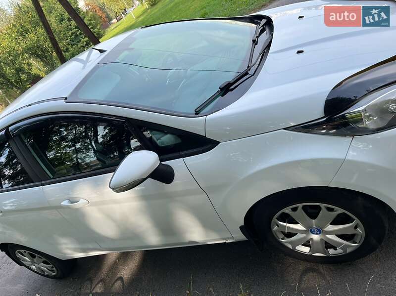 Хэтчбек Ford Fiesta 2013 в Звягеле
