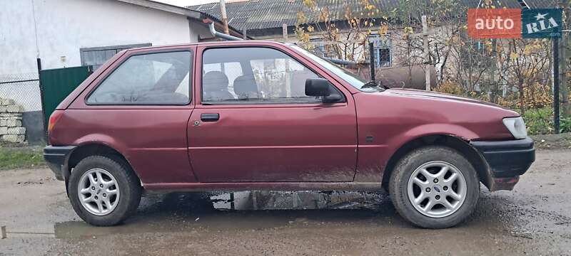 Хэтчбек Ford Fiesta 1992 в Хотине