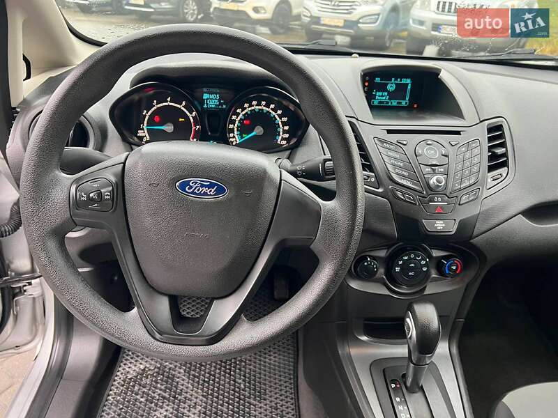 Седан Ford Fiesta 2015 в Львові