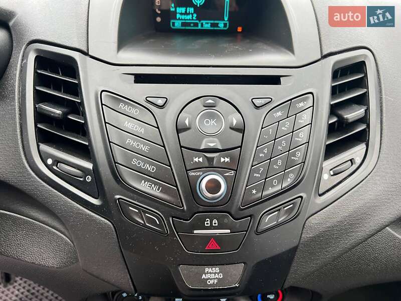 Седан Ford Fiesta 2015 в Львові