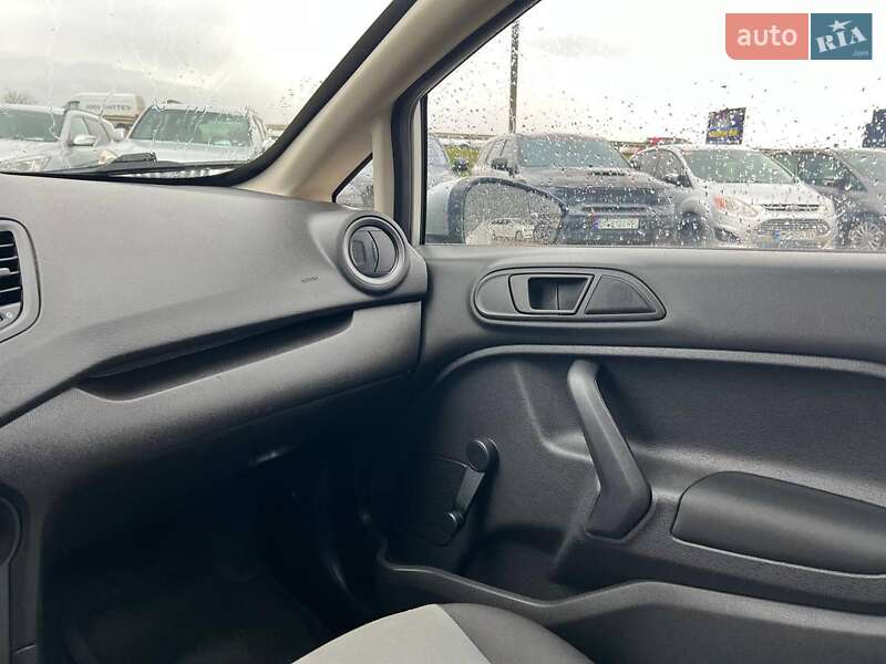 Седан Ford Fiesta 2015 в Львові