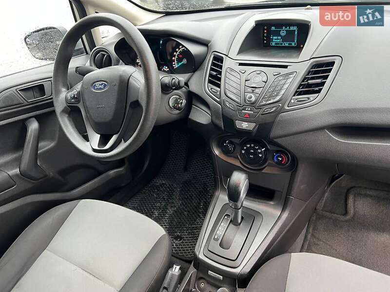 Седан Ford Fiesta 2015 в Львові