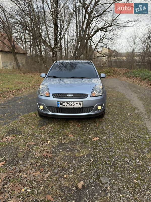 Хэтчбек Ford Fiesta 2007 в Долине