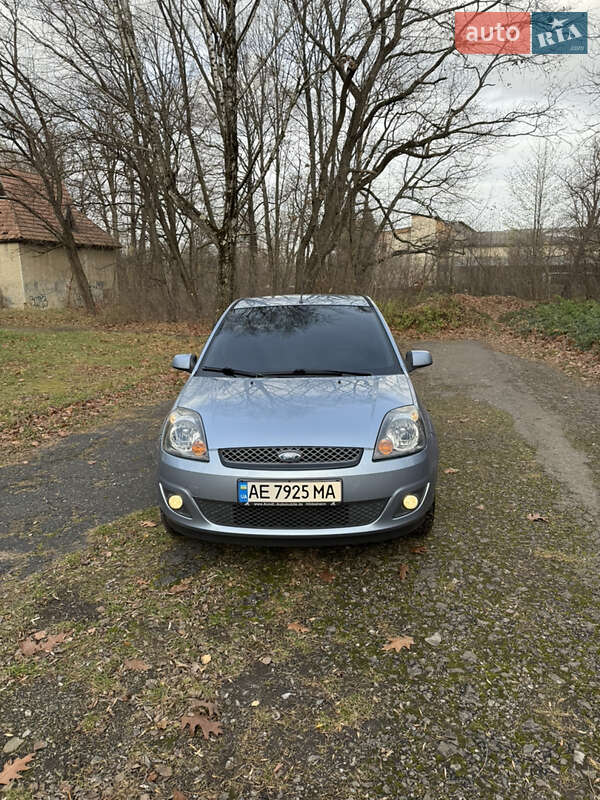 Хэтчбек Ford Fiesta 2007 в Долине
