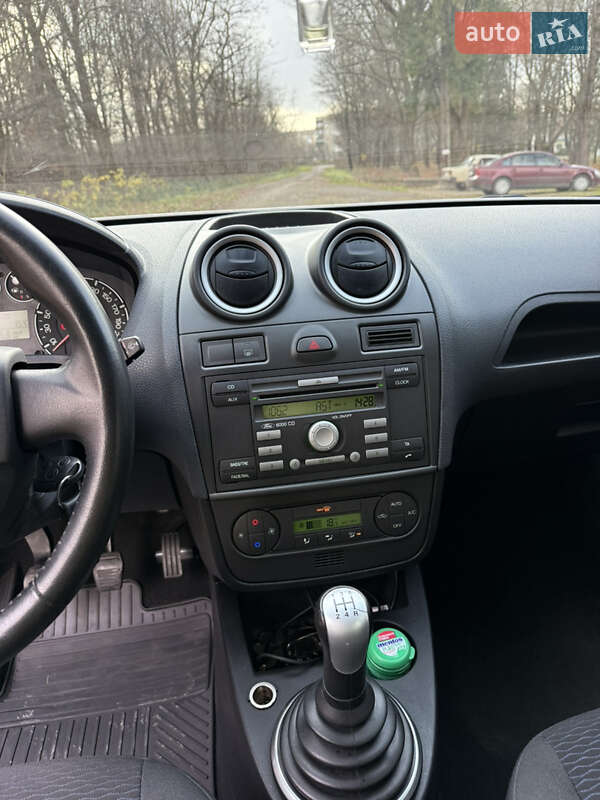 Хэтчбек Ford Fiesta 2007 в Долине