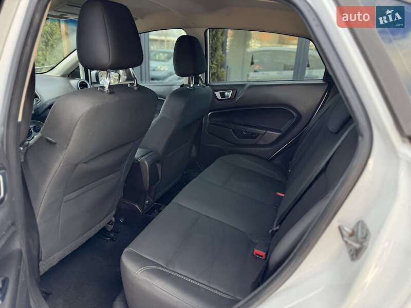 Седан Ford Fiesta 2016 в Дрогобичі