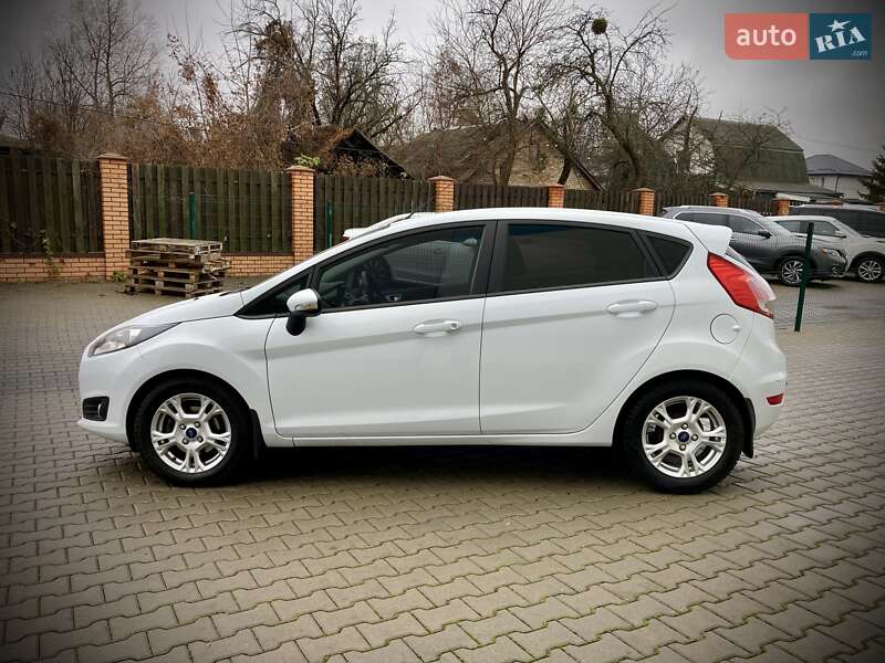 Хэтчбек Ford Fiesta 2015 в Киеве