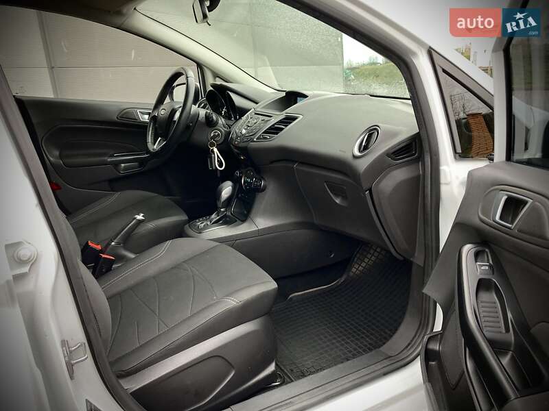 Хэтчбек Ford Fiesta 2015 в Киеве