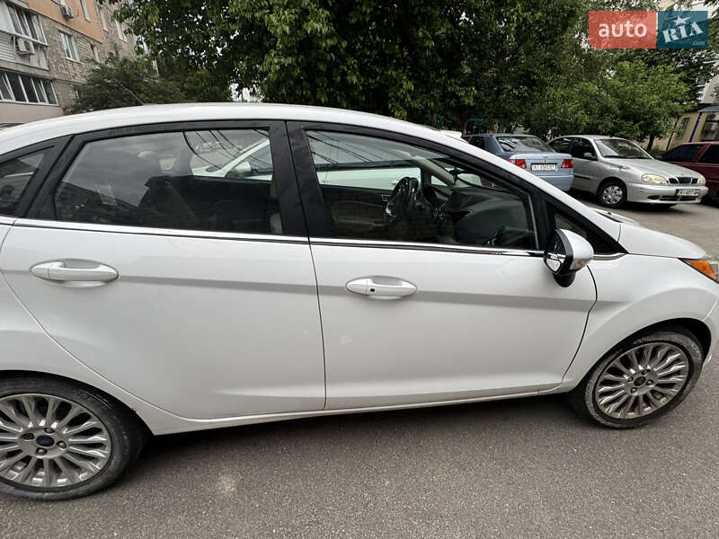 Седан Ford Fiesta 2015 в Вишгороді