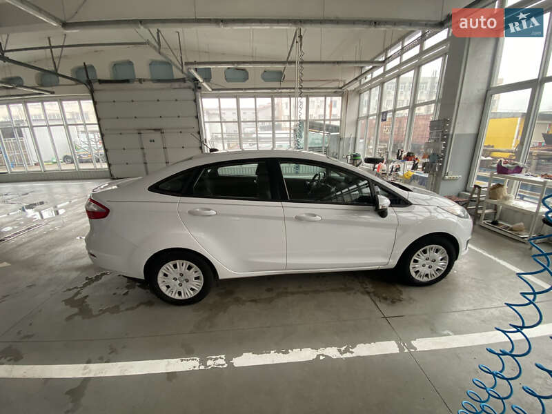 Седан Ford Fiesta 2013 в Николаеве