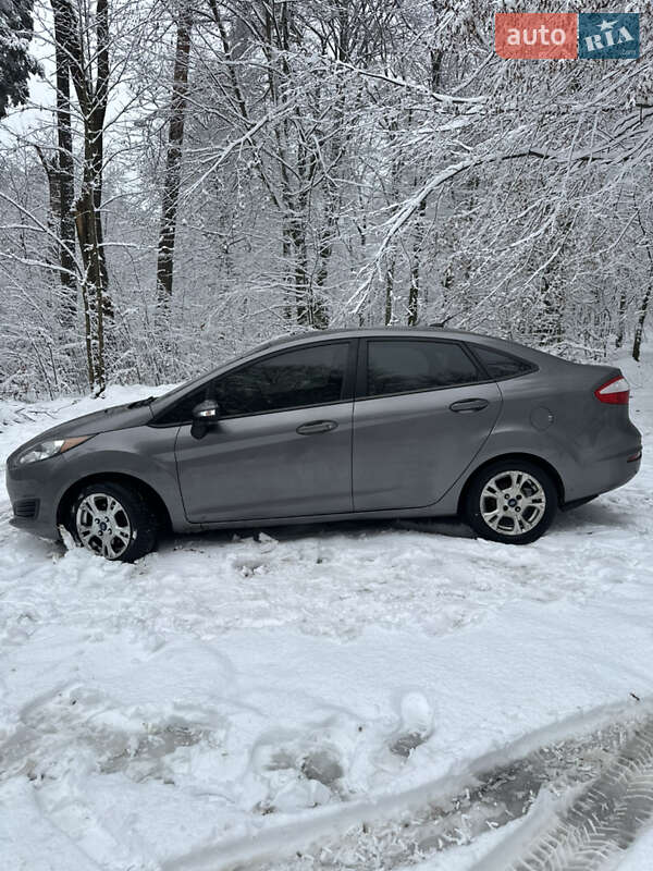 Седан Ford Fiesta 2013 в Львові