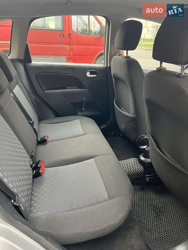 Хэтчбек Ford Fiesta 2004 в Луцке