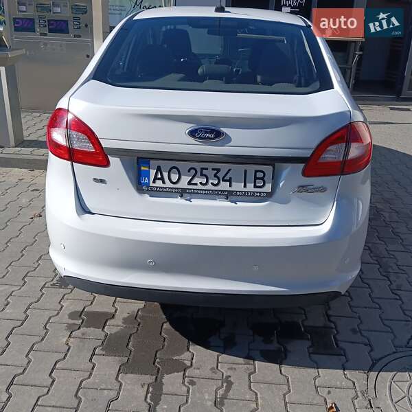 Седан Ford Fiesta 2012 в Сваляве