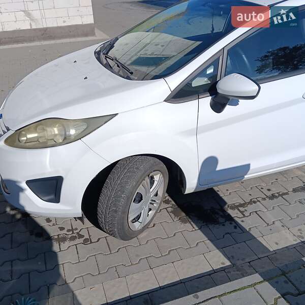 Седан Ford Fiesta 2012 в Сваляве