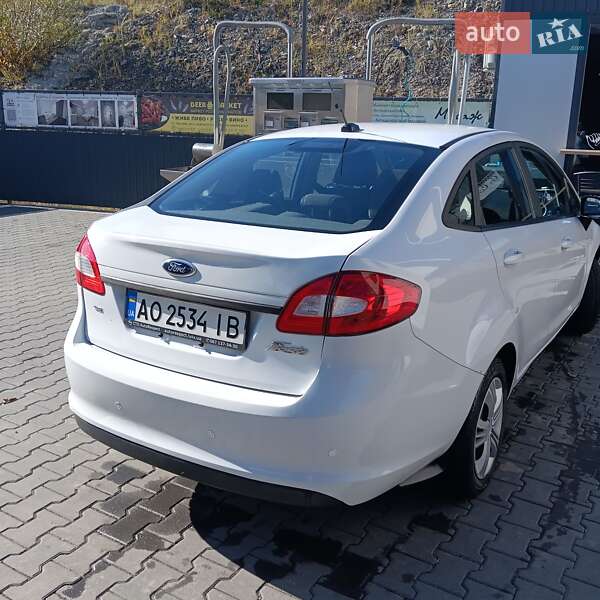 Седан Ford Fiesta 2012 в Сваляве