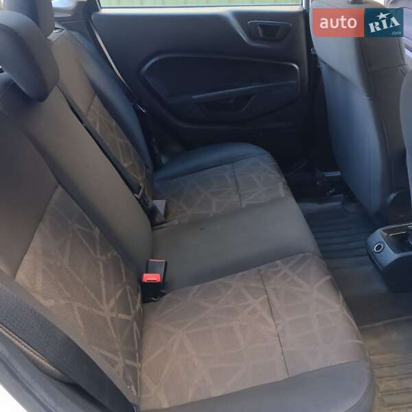 Седан Ford Fiesta 2012 в Сваляве