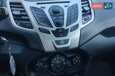 Седан Ford Fiesta 2012 в Сваляве