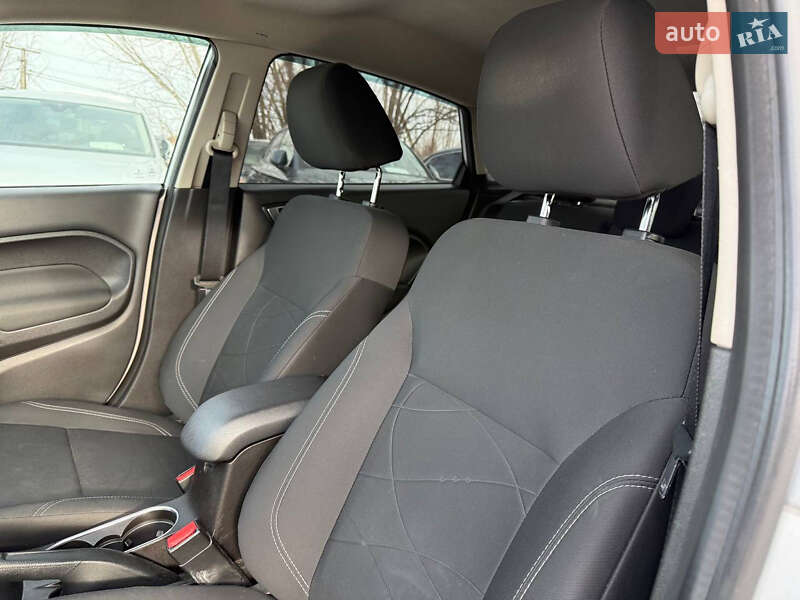 Седан Ford Fiesta 2015 в Коломые