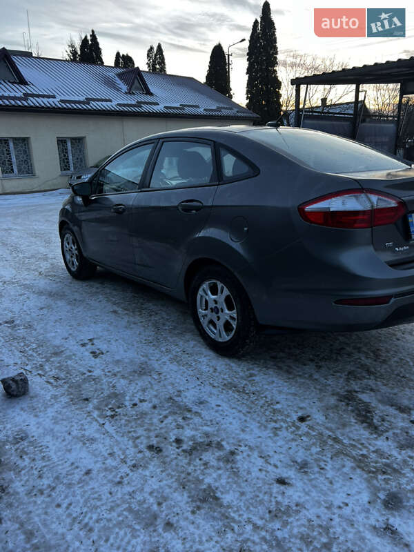 Седан Ford Fiesta 2013 в Остроге