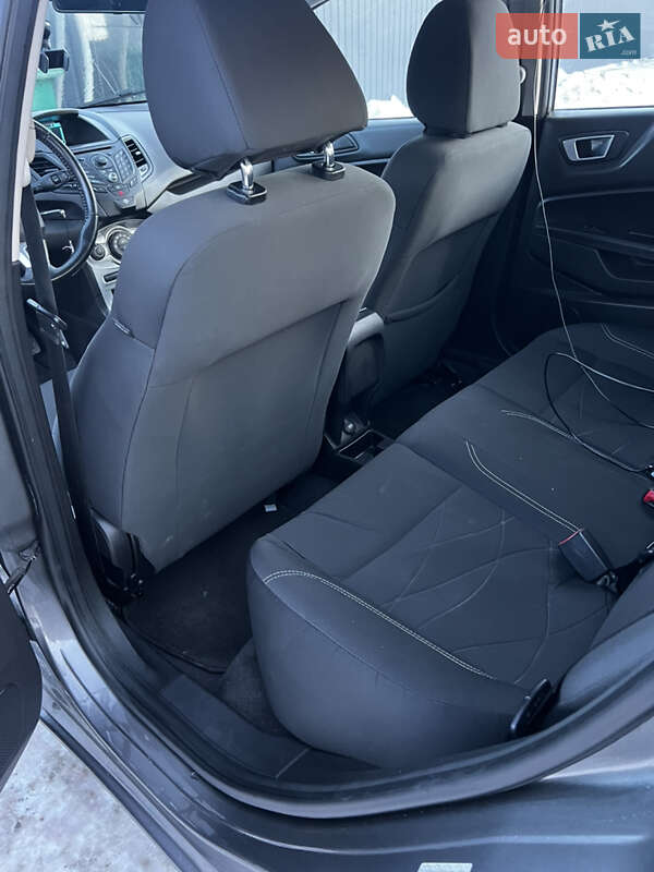 Седан Ford Fiesta 2013 в Остроге