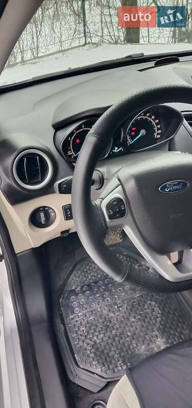 Седан Ford Fiesta 2014 в Черновцах