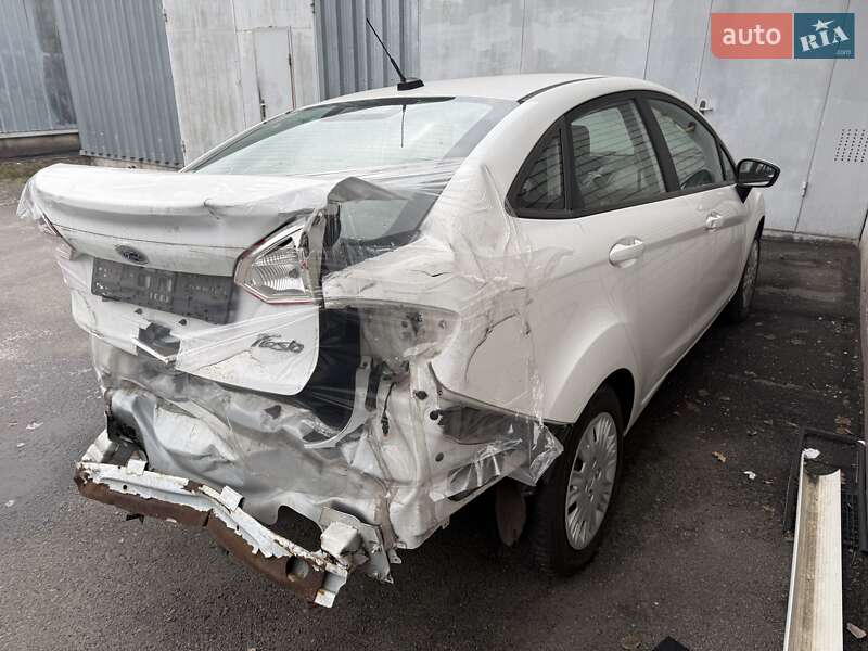 Седан Ford Fiesta 2014 в Днепре