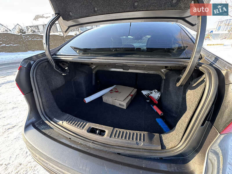 Седан Ford Fiesta 2016 в Киеве